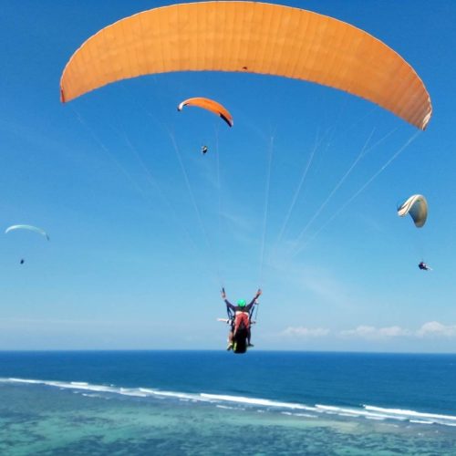 @tandem_paragliding_flying_bali